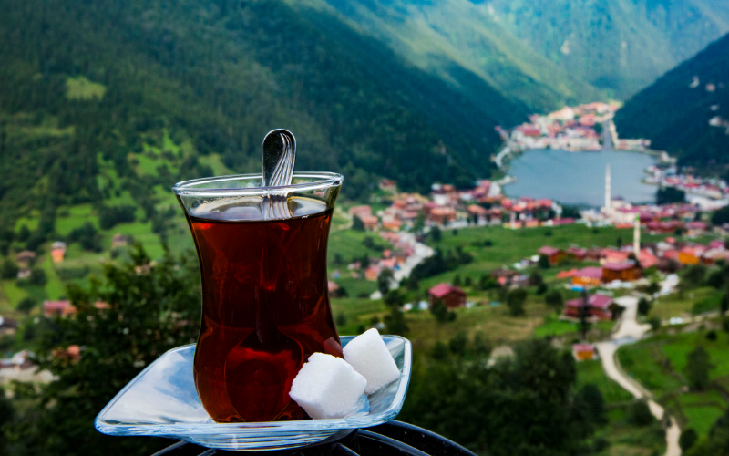 Siyah çayda kafein var mı? Bir bardak çayda ne kadar kafein var?