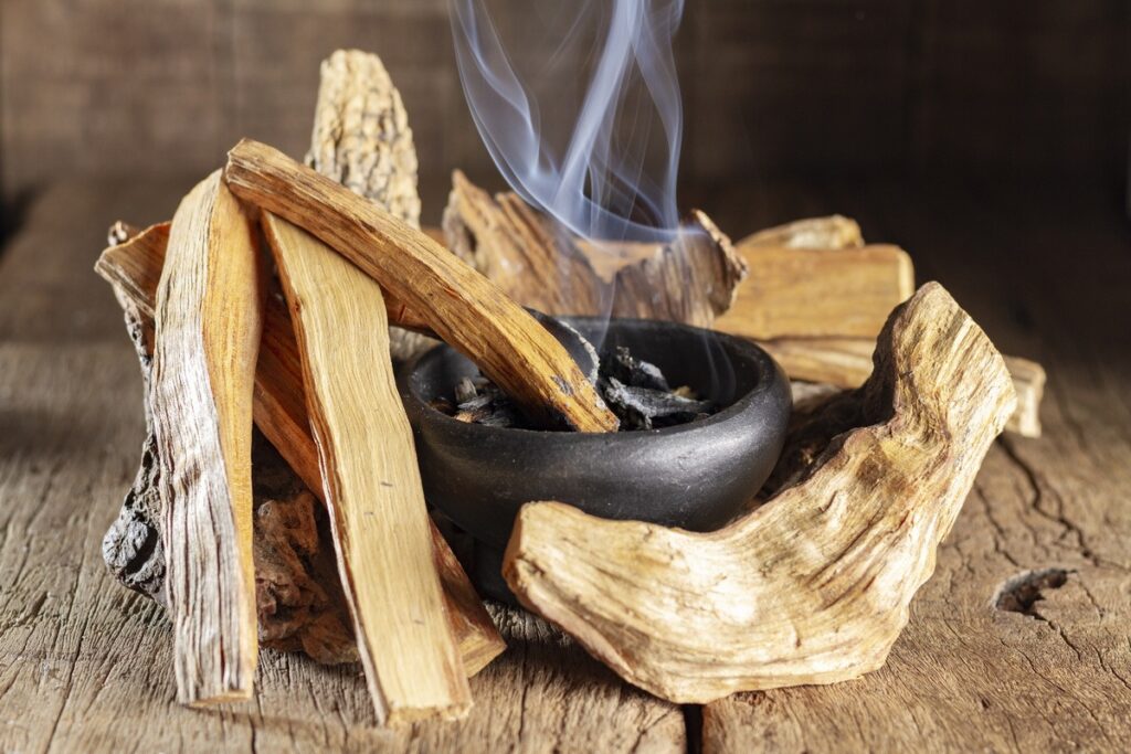 Palo Santo Tütsü Nedir? Bu Tütsü Kötü Enerjiyi Uzaklaştırıyor