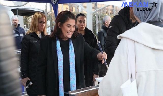 Aydın Büyükşehir Belediyesi, Ramazan ayı boyunca kurduğu geleneksel iftar sofralarıyla vatandaşları bir araya getirmeye devam ediyor