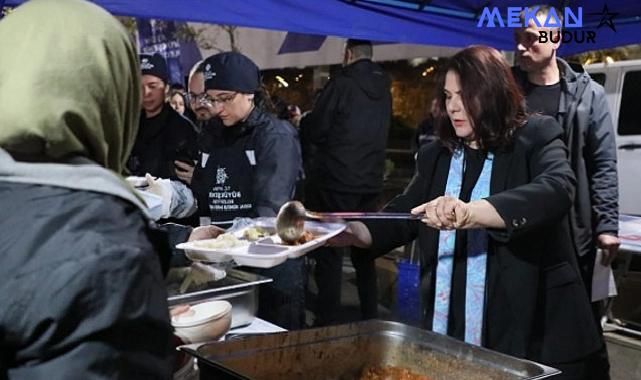 Aydın Büyükşehir Belediyesi tarafından kurulan iftar sofraları binlerce Aydınlıyı bir araya getirmeye devam ediyor