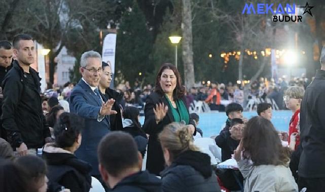 Aydın Büyükşehir Belediyesi’nin kurduğu geleneksel iftar sofraları, binlerce Aydınlıyı bir araya getirmeye devam ediyor