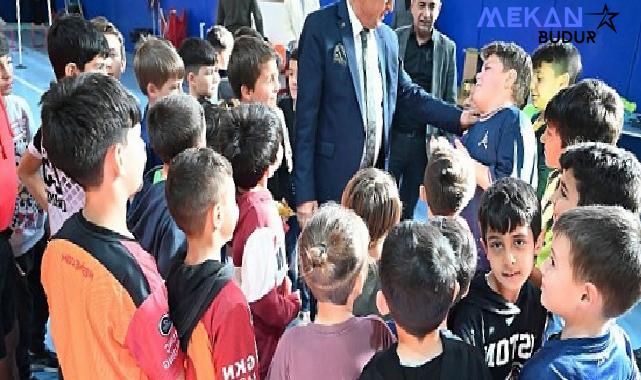 Başkan Topaloğlu, Spor Salonu’nda öğrencileri ziyaret etti