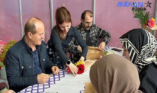 Beyler Kadın Festivali’nde eşlerine çiçek yaptı