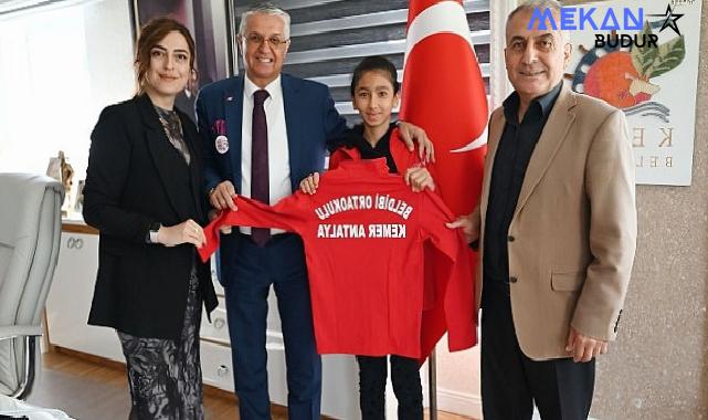 Masa tenisi sporcularından Başkan Topaloğlu’na ziyaret