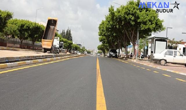 Antalya Büyükşehir Belediyesi, Kepez ilçesi Seyhan Caddesi’nin deforme olan asfaltını yeniliyor