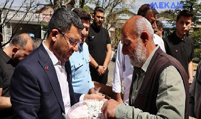 Cuma namazını Lale Sanayi Sitesi’nde bulunan Lale Camii’nde kılan Belediye Başkanı Rasim Arı, sanayi esnafı ile bir araya geldi