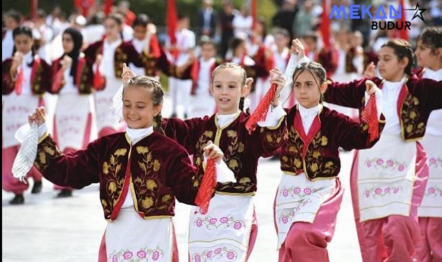 Cumhuriyet Meydanı çocukların gösterileriyle renklendi