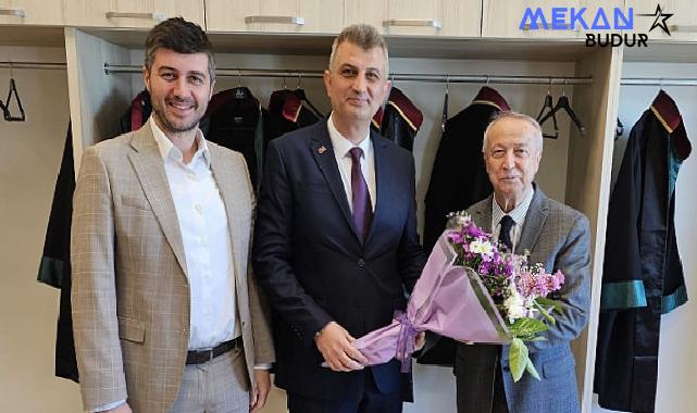 Gölcük Belediye Başkanı Ali Yıldırım Sezer, Gölcük Adliyesi’nde avukatları ziyaret ederek 5 Nisan Avukatlar Günü’nü kutladı