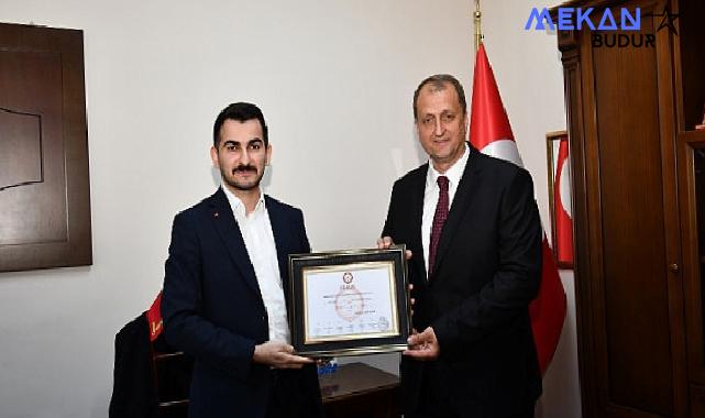 İznik Belediye Başkanı Kağan Mehmet Usta ve Belediye Meclis Üyeleri mazbatalarını düzenlenen törenle aldılar