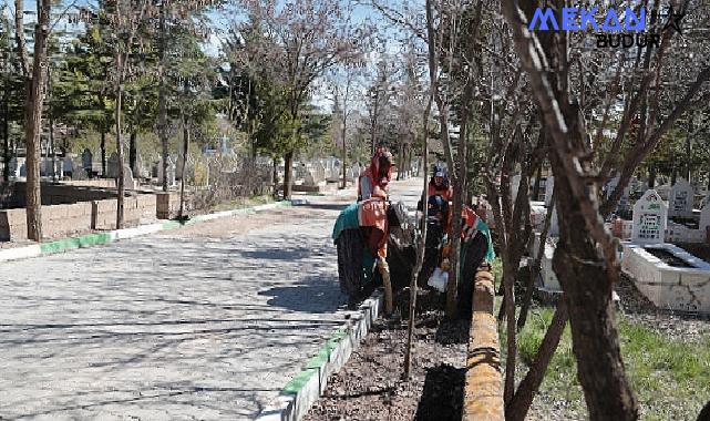 Nevşehir Belediyesi ekipleri, Ramazan Bayramı öncesi Taşlıbel ve Kaldırım Mezarlıklarında temizlik ve bakım çalışması gerçekleştirdi