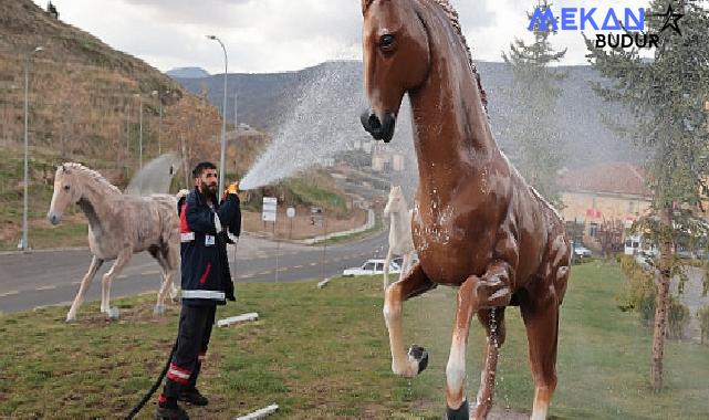 Nevşehir Belediyesi ekipleri, Ramazan Bayramı öncesinde Nevşehir Kalesi, Kayaşehir ve Meryem Ana Kilisesi çevresinde yoğun bir temizlik çalışması gerçekleştiriyor