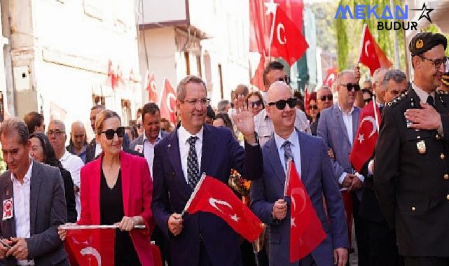 Türkiye Cumhuriyeti’nin kurucusu Gazi Mustafa Kemal Atatürk’ün Ayvalık’a gelişinin 90’ıncı yıl dönümü kutlandı. Program, Ayvalık Karayolları 29’uncu Şube Şefliği bahçesinden başladı