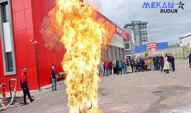 10-16 Mayıs Engelliler Haftası nedeniyle Sivas Belediyesi İtfaiye Müdürlüğü tarafından engeli bireylere yönelik yangın eğitimi verilerek tatbikat yapıldı