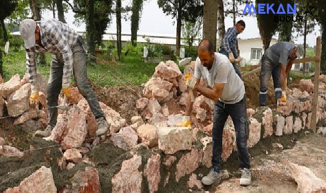 17 mezarlıkta taş duvar ve tel çit yapılıyor