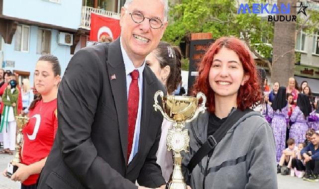 19 Mayıs Atatürk’ü Anma Gençlik ve Spor Bayramı, Mudanya’da coşkuyla kutlandı. Mudanya meydanlarını, bayram sevinci sardı