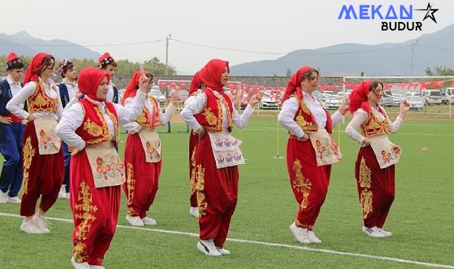 19 Mayıs Atatürk’ü Anma Gençlik ve Spor Bayramı sebebiyle İznik İlçe Stadyumunda kutlama töreni gerçekleştirildi