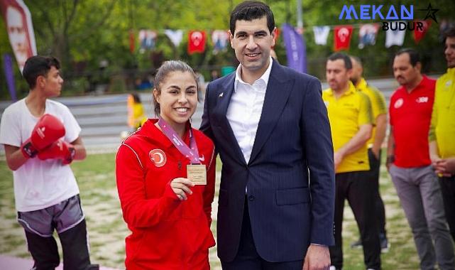 Avcılar Belediye Spor Kulübü’nün genç yıldızı Delal Kadir Yunanistan’da düzenlenen U15 Avrupa Güreş Şampiyonası’ndan altın madalyayla döndü