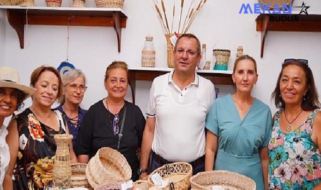 Ayvalık Belediyesi Mahalleevleri’ndeki kadınlar tarafından üretilen birbirinden güzel el emeği göz nuru hediyeler “El Emeği Pazarı”nda satışa sunuldu