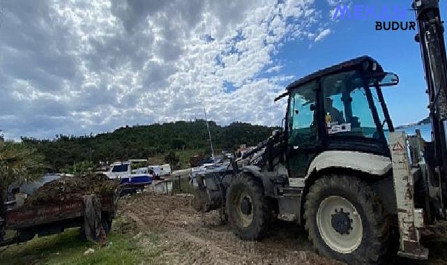 Ayvalık Belediyesi park ve bahçeler, temizlik ve fen işleri müdürlüklerine bağlı ekipler kent genelinde yaz sezonuna hazırlık çalışmalarını kesintisiz sürdürüyor