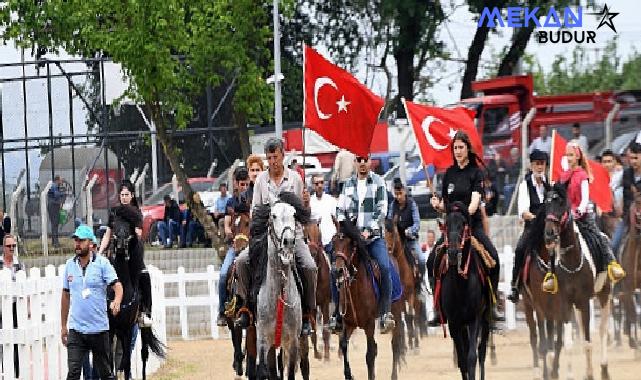Başkan Aydın, at üstünde halkı selamladı
