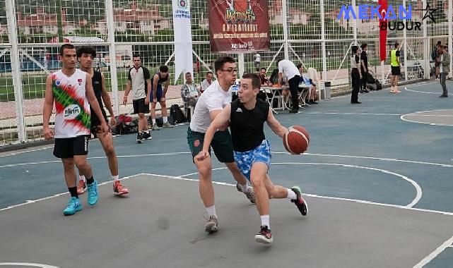 Basketbolcular Gaziemir’de kıyasıya yarıştı