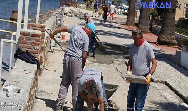 Burhaniye Belediyesi Fen İşleri Müdürlüğü ekipleri, çalışmalarını hız kesmeden sürdürüyor. İlçe genelindeki çalışmalar, yaz sezonu öncesinde yoğun bir şekilde devam ediyor