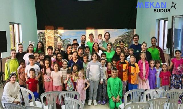 Burhaniye Belediyesi Kent Tiyatrosu, kırsal ve merkez mahalleler olmak üzere ilçe genelinde çocukları tiyatro ile buluşturmaya devam ediyor