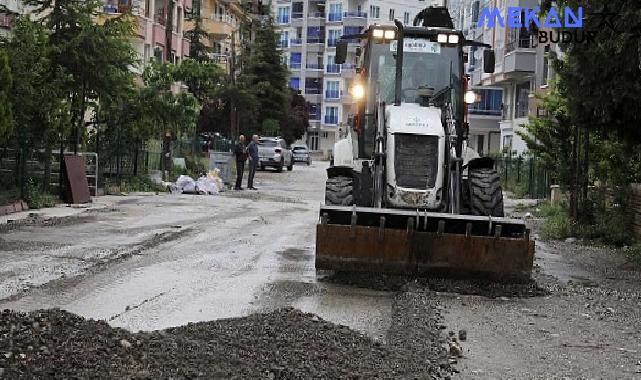 Çankaya Belediyesi, Ankara’da etkili olan ve normalin üzerinde yağan yağmurun ardından ulaşımı engelleyen taş toprak yığınlarını temizledi