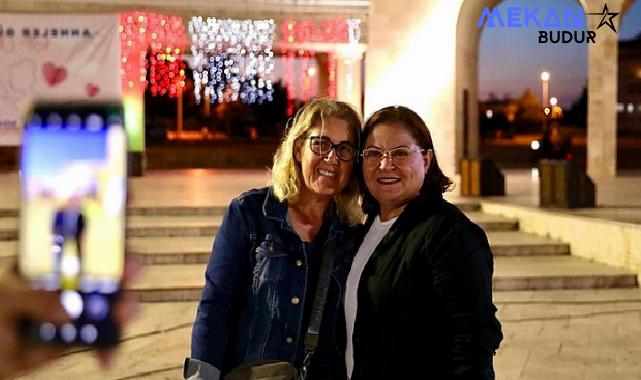 Didim Belediyesi Anneler Günü dolayısıyla Cumhuriyet Kent Meydanı’nda sinema etkinliği düzenledi