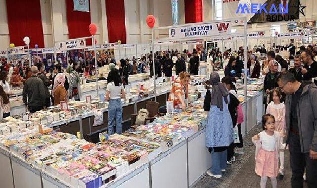 Karaman Belediyesi’nin bu yıl 10-19 Mayıs tarihlerinde düzenlediği 4. Karaman Kitap Günleri, kitapseverlerin yoğun ilgisiyle devam ediyor