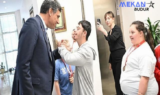 Kartepe Belediye Başkanı Av.M.Mustafa Kocaman, Konya’da yapılan Özel Sporcular Atletizm Türkiye Şampiyonası’nda dereceye giren öğrencileri tebrik etti