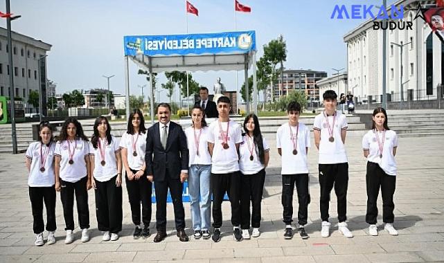 Kartepe’de 19 Mayıs Atatürk’ü Anma Gençlik ve Spor Bayramı’nın 105’inci yılı düzenlenen törenle coşku içerisinde kutlandı