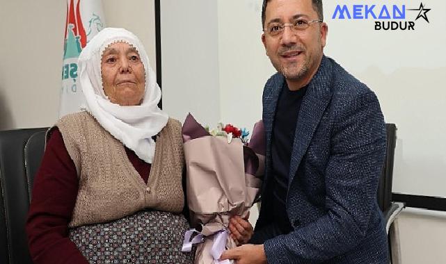 Nevşehir Belediye si tarafından Anneler Günü dolayısıyla düzenlenen programda Elmas Arı, Nevşehir Belediye Başkanı olan oğlu Rasim Arı’yı anlattı