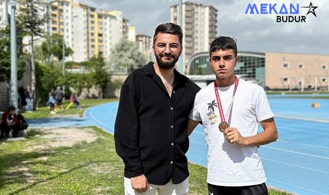 Nevşehir Belediyesi Gençlik ve Spor Kulübü sporcusu Batuhan Ergöz, Kayseri’de gerçekleştirilen U16 – U18 Atletizm Bölgesel Seçme Yarışmalarında bölge şampiyonu oldu