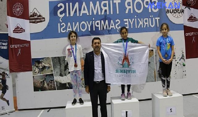 Nevşehir Belediyesi Gençlik ve Spor Kulübü sporcusu Belkıs Durmuş, Spor Tırmanış Küçükler Türkiye Şampiyonası’nda tüm rakiplerini geride bırakarak Türkiye Şampiyonu oldu.