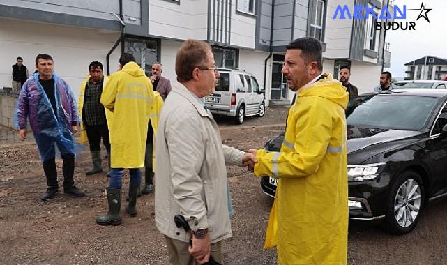 Nevşehir’de etkili olan sağanak yağış dolayısıyla Nevşehir Belediyesi ekipleri, su taşkınlarını engellemek ve yağıştan etkilenen vatandaşlara yardım etmek için yoğun bir çalışma sergiliyor