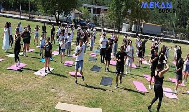 Öğrenciler açık havada yoga yaptı