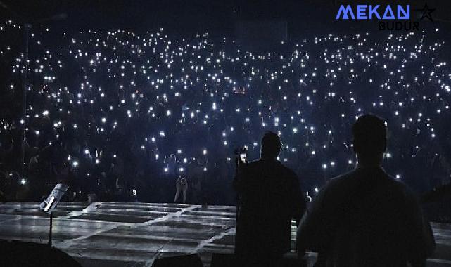 Sevilen müzik grubu Gece Yolcuları Dokuz Eylül Üniversitesi (DEÜ) Amfi Tiyatro’da üniversiteli hayranlarına unutulmaz bir gece yaşattı