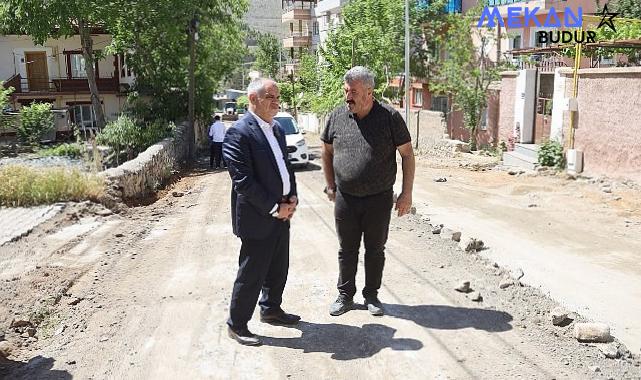 Yahyalı Belediyesi, ilçede bozulan yollarda düzenleme yaparak asfaltlanmaya hazır hale getirmeye devam ediyor