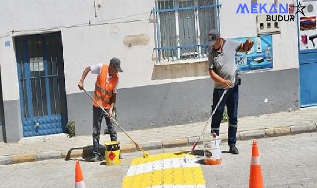 Burhaniye Belediyesi Fen İşleri Müdürlüğü ekipleri, ilçedeki yaya geçitlerini boyayarak yenileme ve bakım çalışmalarına devam ediyor