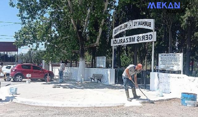 Burhaniye Belediyesi, yaklaşan Kurban Bayramı öncesinde ilçedeki mezarlıklarda kapsamlı temizlik ve bakım çalışmaları gerçekleştirdi