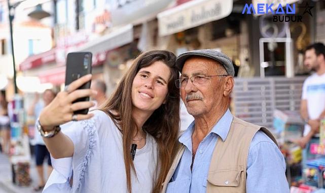 Çeşme Çarşı’da esnaf ve vatandaş ziyaretinde bulunan Belediye Başkanı Lal Denizli, “Çeşme’mizi daha güzel, daha yaşanabilir ve daha huzurlu bir yer haline getirmek için hep birlikte çalışacağız” dedi