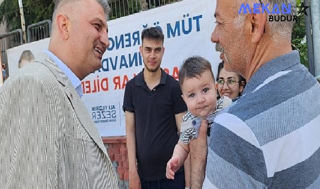 Gölcük Belediye Başkanı Ali Yıldırım Sezer, YKS’ye giren öğrencileri sınava girdikleri okul önünde ziyaret ederek heyecanlarını paylaşıp başarılar diledi