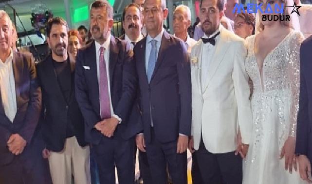 Güzelbahçe Belediye Başkanı Mustafa Günay, CHP Genel Başkanı Özgür Özel’inde katıldığı Melisa Yavaşoğlu ve Gaffar Çiçek’in düğün töreninde nikah şahitliği yaptı