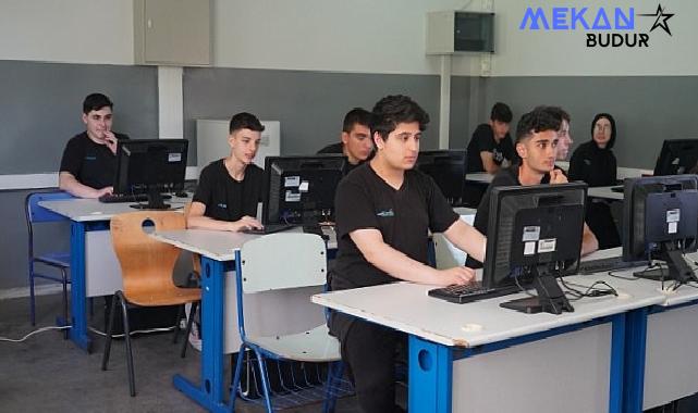 İETT, Tuzla Ahmet Yesevi Anadolu Lisesi’nin bilgisayar laboratuvarını yenileyerek öğrencilerin kullanımına sundu