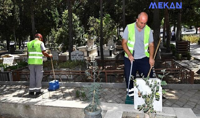 İzmir’de bayram öncesi mezarlıklar için özel bakım