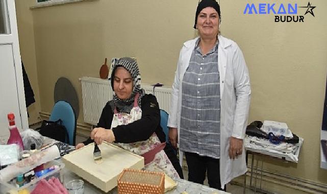 Kartepe Belediyesi bünyesinde yer alan KARMEK kurslarında Kartepeli kadınlar yeteneklerini keşfederken, geri dönüşüme de büyük katkı veriyorlar