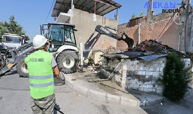 Konak’ta tehlike saçan metruk binalar yıkılıyor