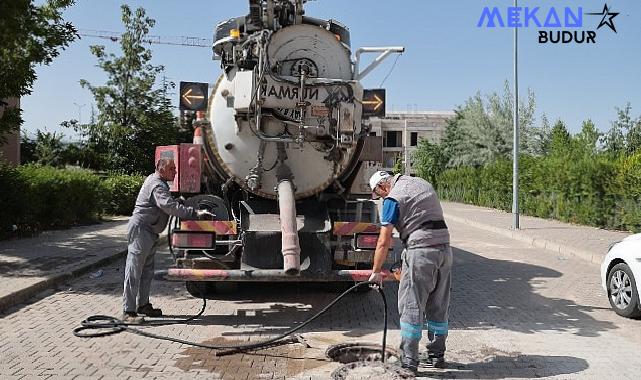 Kurban Bayramı tatilinde birçok birimi ile görevde olacak olan Nevşehir Belediyesi, bayram öncesinde mahallelerde temizlik çalışmalarına aralıksız devam ediyor