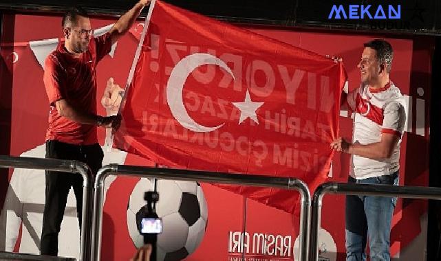 Nevşehir Belediye Başkanı Rasim Arı da maçı vatandaşlarla birlikte izledi.